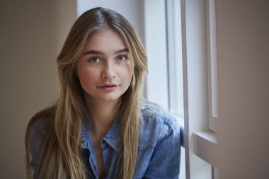 Mavi kot gömlek genç kız portresi