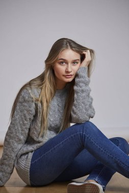 Studio, oturan gri süveterli kız portre