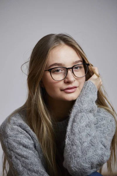 Mädchen Grauen Pullover Mit Brille Studioporträt — Stockfoto