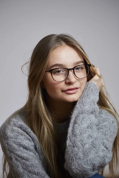 Girl Grey Sweater Wearing Glasses Studio Portrait — Stock Photo, Image