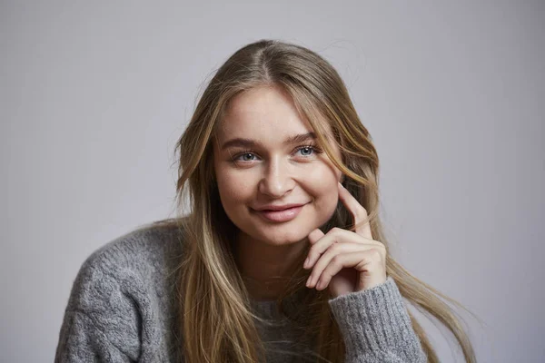 Vertrouwen Vrouw Grijze Trui Glimlachend — Stockfoto