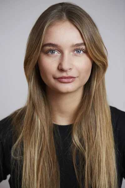 Jeune Belle Femme Regardant Caméra Studio — Photo