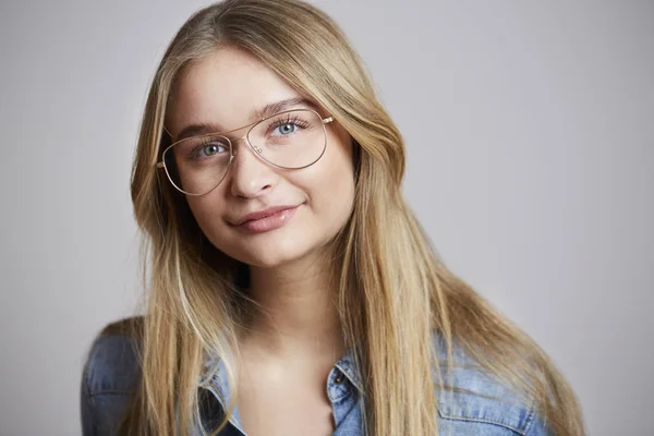 Glasses Girl Smiling Camera Studio — Stock Photo, Image