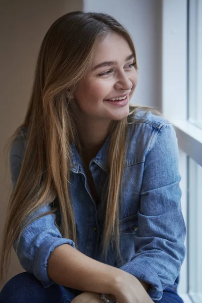 Fille Riante Fenêtre Chemise Bleue — Photo