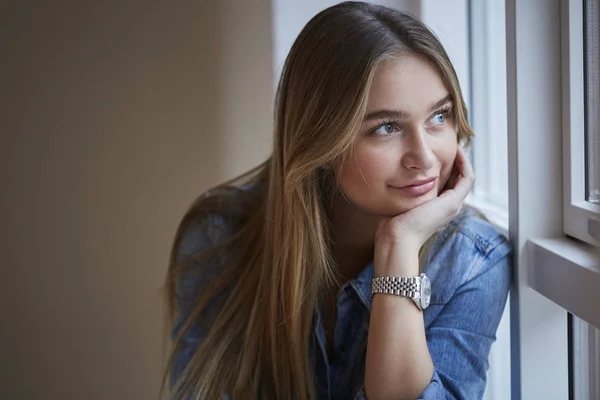 Smiling Thoughtful Young Woman Looking Away — Stock Photo, Image