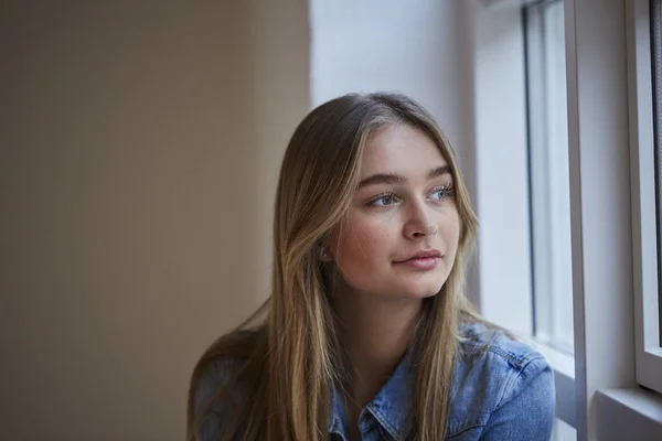 Meisje Zoek Weg Door Raam Inhoud — Stockfoto