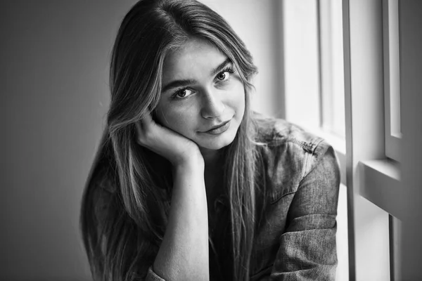 Selbstbewusstes Mädchen Jeanshemd Porträt — Stockfoto