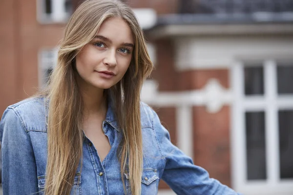 Ung Kvinna Blå Jeansskjorta Porträtt — Stockfoto