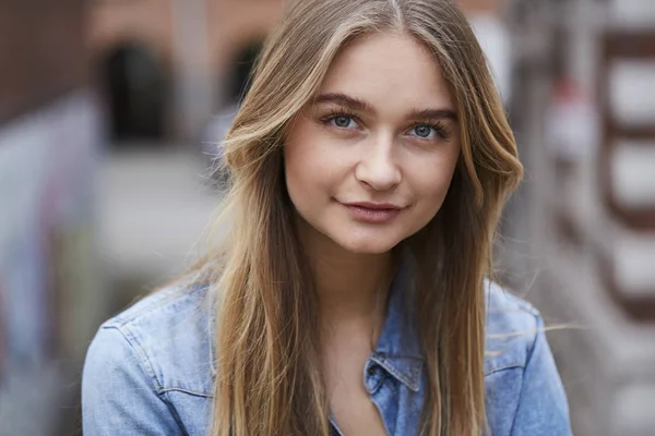 Ung Flicka Blå Skjorta Tittar Kameran Porträtt — Stockfoto