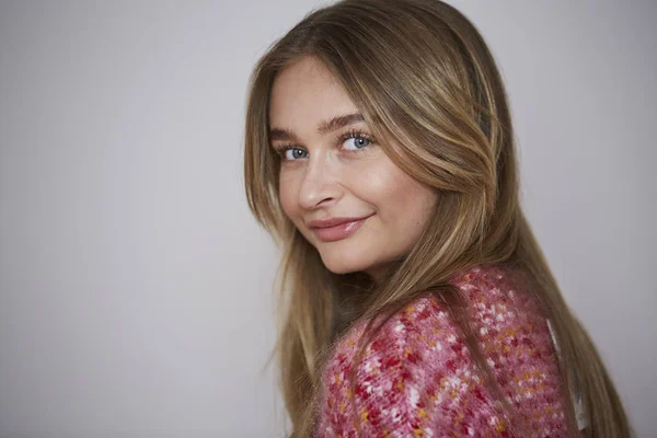 Retrato Menina Suéter Rosa Sorrindo Para Câmera — Fotografia de Stock