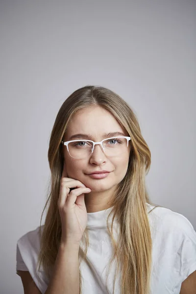 Blauäugige Frau Mit Weißer Brille Porträt — Stockfoto