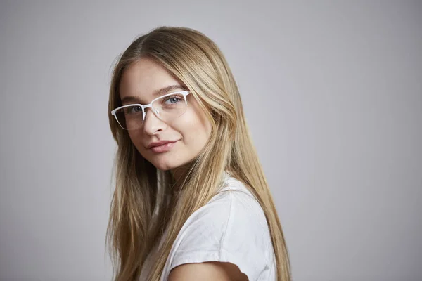 Lány Mosolyogva Kamera Szemüveg — Stock Fotó