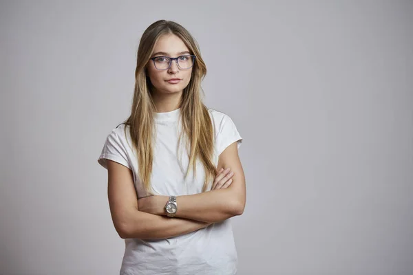 Mulher Confiante Óculos Shirt Branca Retrato — Fotografia de Stock
