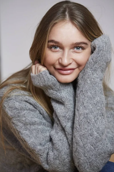 青い目の灰色のセーター 若い女性の肖像画 — ストック写真