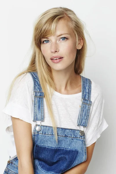 Wunderschöne Blondine Jeans Latzhose Portrait — Stockfoto