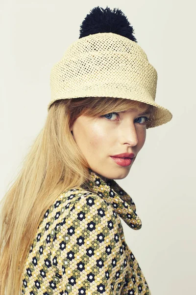 Mujer Bonita Posando Sombrero Retrato — Foto de Stock