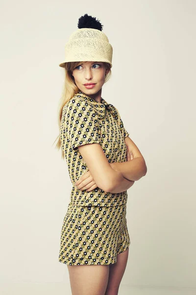 若い女性が身に着けている帽子 シャツとショート パンツ スタジオ撮影 — ストック写真