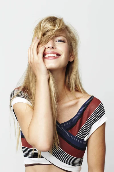 Ursnygg Blond Flicka Randig Mode Porträtt — Stockfoto