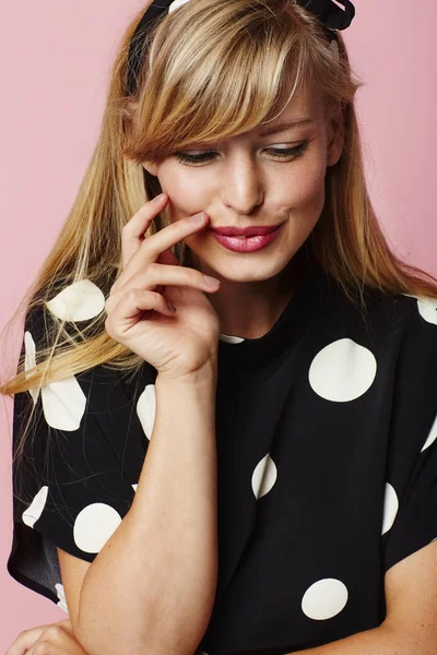 Portret Van Jonge Blonde Vrouw Lacht Naar Beneden Kijken — Stockfoto