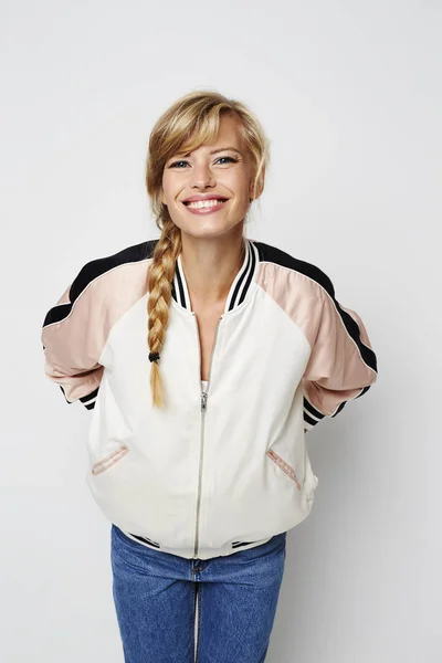 ジャケットのポーズ カメラに笑顔の若い女性 — ストック写真