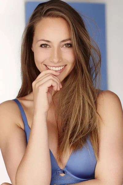 Jovem Mulher Sutiã Azul Sorrindo Para Câmera — Fotografia de Stock