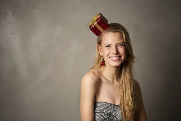 Retrato Mujer Joven Con Regalo Cabeza Sonriendo Cámara — Foto de Stock
