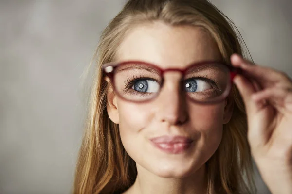 Retrato Mulher Com Grandes Olhos Azuis Segurando Óculos Olhando Para — Fotografia de Stock