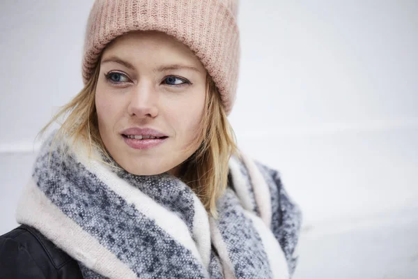 Jonge Vrouw Winter Kleding Zoek Weg — Stockfoto