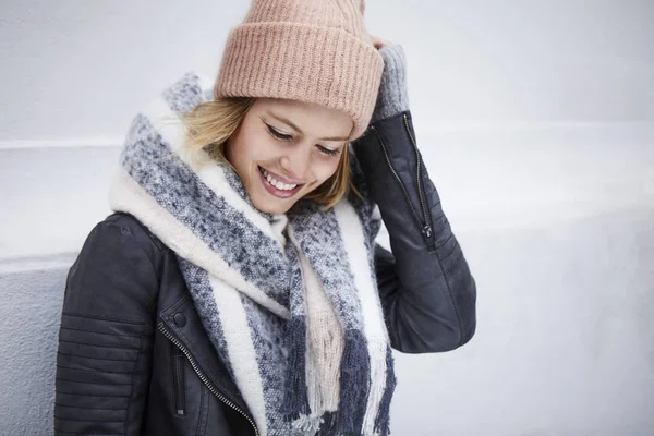 Jonge Vrouw Wollige Hoed Sjaal Jas Glimlachend Met Ogen Gesloten — Stockfoto