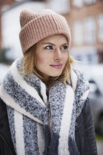 Porträt Einer Jungen Frau Mit Rosa Mütze Und Schal Die — Stockfoto