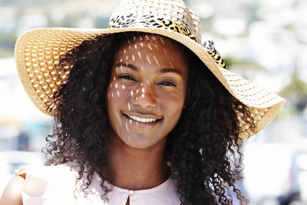 Retrato Una Joven Africana Sombrero Sol —  Fotos de Stock