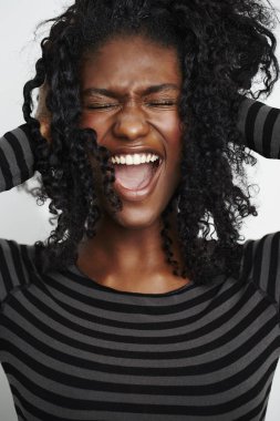 kamera wth gözlerine poz genç Afrikalı kadın kapalı ve kulaklarını eller,