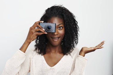 Beyaz arka plan üzerinde fotoğraf makinesi ile genç Afrikalı kız