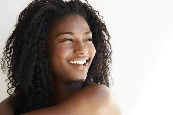 Jonge Afrikaanse Vrouw Lachen Zoek Opzij Witte Achtergrond — Stockfoto