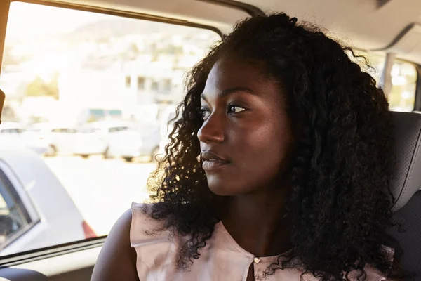 Mujer Africana Joven Como Pasajero Coche Mirando Hacia Otro Lado — Foto de Stock