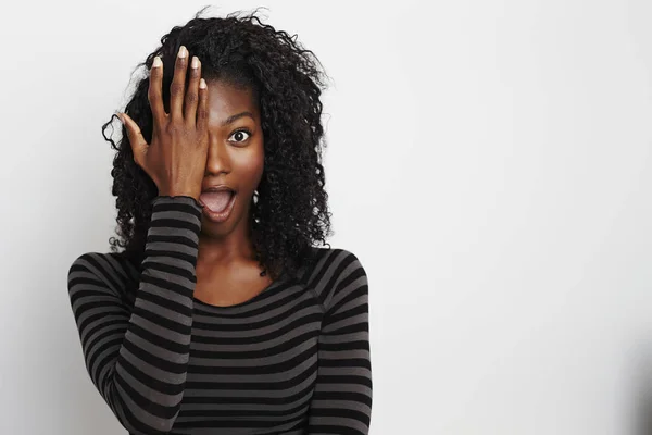 Joven Mujer Africana Posando Cámara Con Mano Sobre Ojo Retrato —  Fotos de Stock