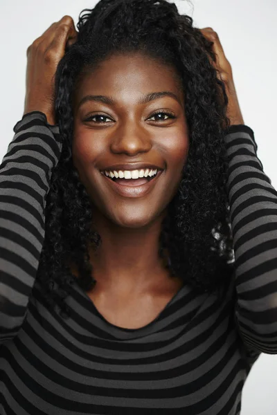 Jovem Mulher Africana Posando Câmera Com Mãos Cabelo Retrato — Fotografia de Stock