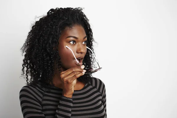 Young African Woman Posing Camera Holding Sunglasses — Stock Photo, Image