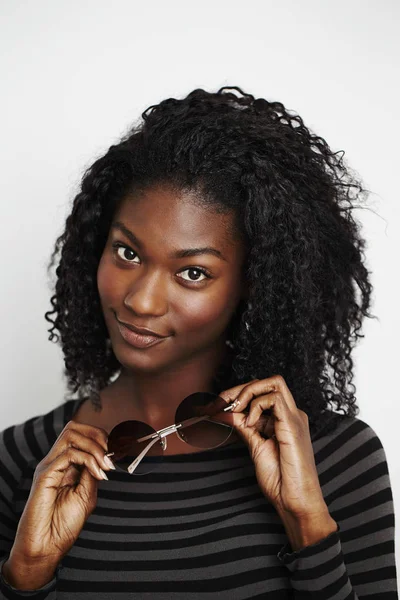 Joven Mujer Africana Posando Cámara Sosteniendo Gafas Sol —  Fotos de Stock