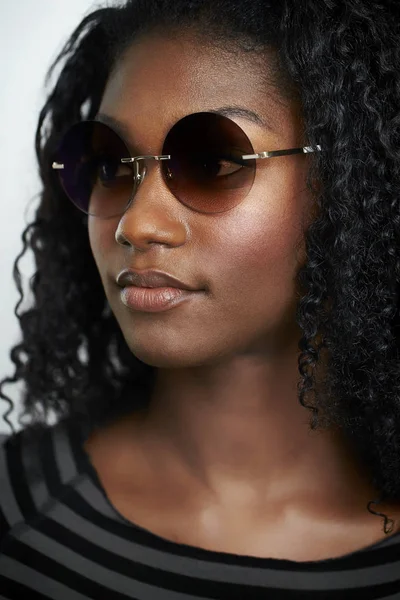 Mujer Africana Joven Gafas Sol Primer Plano Retrato —  Fotos de Stock