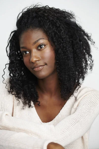 Jovem Mulher Africana Olhando Para Longe — Fotografia de Stock