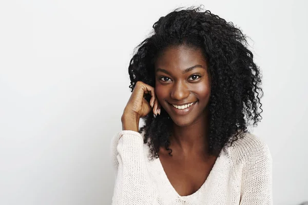 Jovem Mulher Africana Sorrindo Para Câmera Retrato — Fotografia de Stock