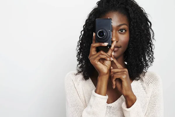 Beyaz Arka Plan Üzerinde Fotoğraf Makinesi Ile Genç Afrikalı Kız — Stok fotoğraf