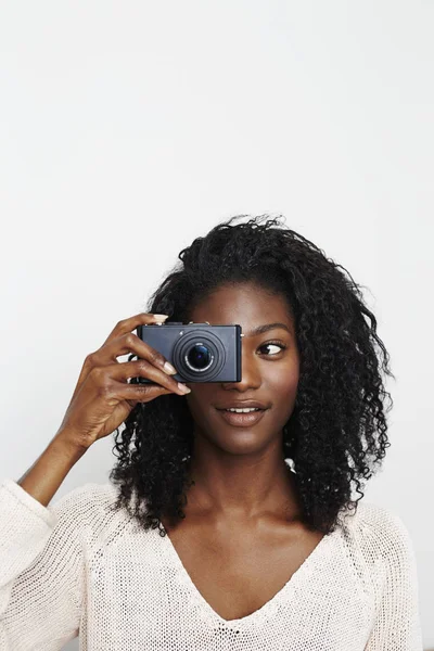 Beyaz Arka Plan Üzerinde Fotoğraf Makinesi Ile Genç Afrikalı Kız — Stok fotoğraf