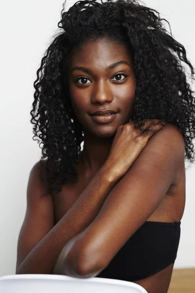 Chica Africana Posando Sonriendo Cámara Retrato —  Fotos de Stock