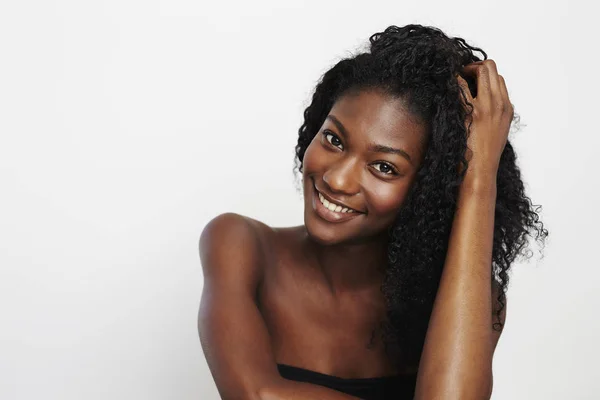 Afrikaanse Meisje Poseren Glimlachend Camera Portret — Stockfoto