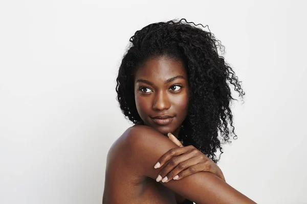 Chica Africana Posando Estudio Blanco Mirando Hacia Otro Lado —  Fotos de Stock