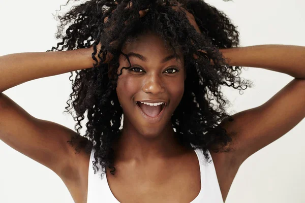 Jovem Mulher Africana Com Mãos Cabelo Encaracolado Retrato — Fotografia de Stock