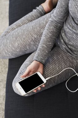 Smartphone, yükseltilmiş görünümü tutan eller