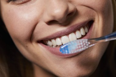 Mükemmel kadın gülümseme ve diş fırçası, closeup görünümü